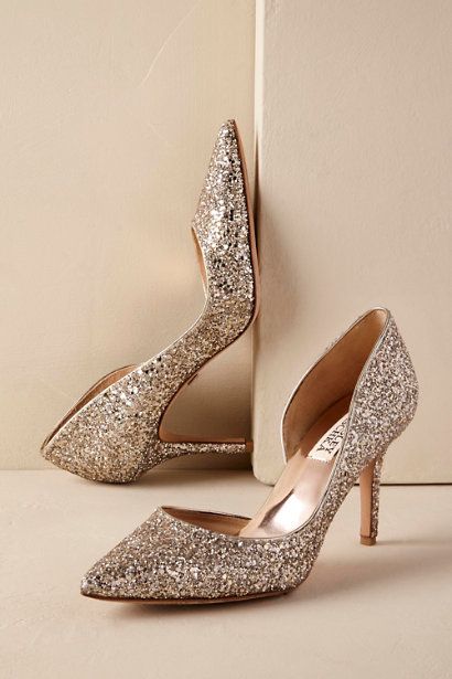 golden shoes for sisters and sisters-in-law Beautiful Wedding Shoes, Golden Shoes, Silver Wedding Shoes, Jeans Trend, Casual Fashion Trends, Ivory Wedding Shoes, Bridal Sandals, Bridal Heels, Gold Pumps