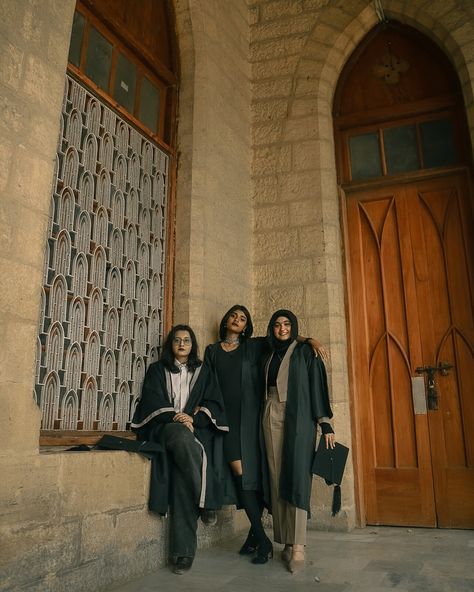 being able to graduate with your friends and then getting the privilege to keep them by your side and stay in touch even after graduating is everything. 🥺🤎 [graduation, grad shoot, graduating, friends, photoshoot] #graduation #gradshoot #graduationday🎓 #friends Photoshoot Graduation, Friends Photoshoot, Grad Shoot, Graduation Day, By Your Side, Siding