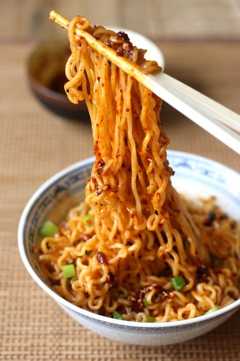 Ramen Noodles with Spicy Korean Chili Dressing Spicy Ramen Noodle Recipes, Spicy Ramen Noodles, Korean Chili, Spicy Ramen, Ramen Noodle Recipes, Ayam Bakar, Spicy Korean, Easy Asian Recipes, Ramen Recipes