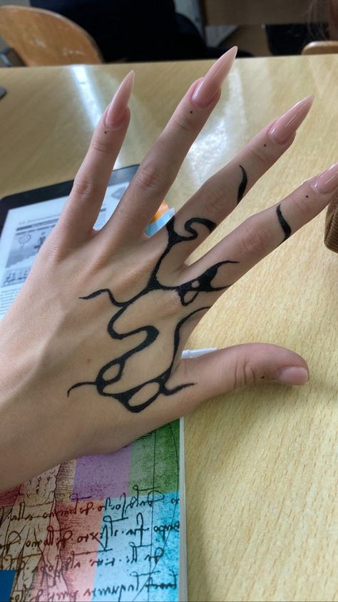 Cool Pen Drawings On Hand, Hand Drawing Tattoo Design, Doodle On Hand Ideas, Hand Tattoos For Women Aesthetic, Drawing To Do On Hand, Tattoo Ideas Sharpie, Drawing On Arm Ideas Easy, Drawing For Hands, Henna Boys Design