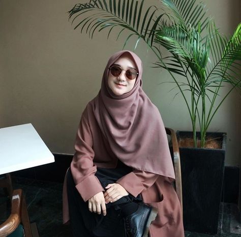 @denaahaura Dena Haura, Hijab Topi, Ootd Hijab Pantai, Ootd Hijab Simple, Simple Ootd, Ootd Hijab Casual, Hijab Simple, Moslem Fashion, Topi Baseball