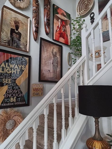 Boho Staircase Wall, Boho Landing Decor, Afro Boho Chic Decor, African Chic Interior Design, Bohemian Staircase, Gallery Wall Staircase Landing, Afrochic Decor Interior Design, Afro Boho Kitchen, African Gallery Wall Ideas