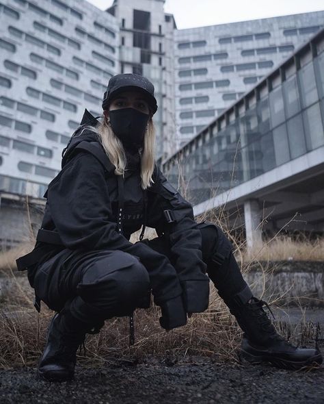 HOLYGRAIL_OFFICIAL (@holygrail_officiall) • Fotos e vídeos do Instagram Dark Style Outfits, Female Techwear, Modern Assassin, Women Techwear, Womens Techwear, Black Mask Aesthetic, Techwear Aesthetic, Techwear Women, Mask Photography