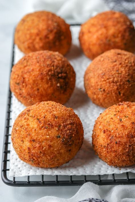 Rice Balls With Ground Beef, Gluten Free Arancini Balls, Italian Rice Balls With Meat Ground Beef, Baked Arancini Rice Balls, Easy Arancini Balls, How To Make Rice Balls Recipes, Arancini Balls Recipes, Arancini Recipe Easy, Rice Balls Italian