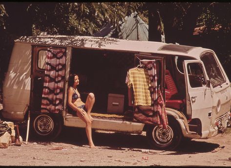 What #vanlife was like in the 60s Photo Japon, Garner State Park, Van Vw, Photo Summer, Hippie Van, Estilo Hippie, Hippie Life, National Archives, Custom Vans