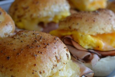 Ham Egg & Cheese Breakfast Sliders Eggs Cheese Breakfast, Portable Breakfast, Breakfast Sliders, Thanksgiving Brunch, Breakfast Slider, Cheese Sliders, Breakfast Sandwich Recipes, Fall Brunch, Cheese Breakfast