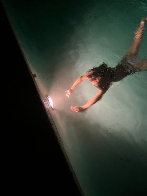 Night Swimming Photoshoot, Night Swim Photoshoot, Night Swimming Aesthetic Pool, Pool At Night Aesthetic, Night Pool Photoshoot, Night Pool Pictures, Hot Summer Nights Aesthetic, Pool Aesthetic Night, Pool Night Pictures