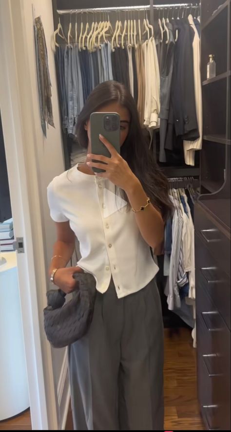 Business Casual Outfits For Women Collared Shirt, Corporate Girl, Chic Fits, Office Fits, Mode Zara, Chique Outfits, Corporate Outfits, Spring Fits, Gray Pants