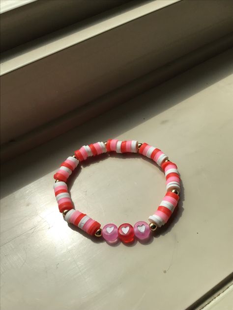 Red And Pink Clay Bead Bracelets, Clay Beads Valentines, Red Bracelet Clay Beads, Red Clay Bead Bracelet Ideas, Pulseras Aesthetic, Bracelet Business, Bracelet Stuff, Clay Bracelets, Preppy Bracelets