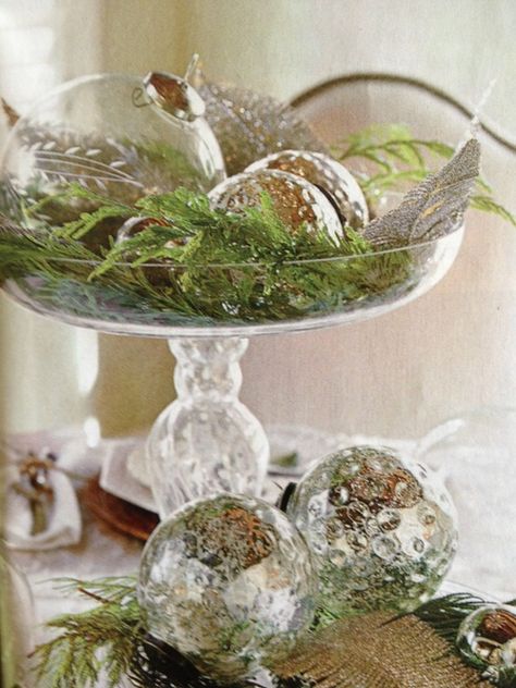 Tabletop Green Christmas Decorations, Christmas Table Centerpieces, Christmas Tablescape, Christmas Centerpieces Diy, Globe Ornament, White Christmas Decor, Navidad Diy, Christmas Gathering, Holiday Centerpieces