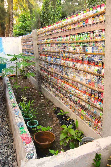 Plastic Bottle House, Plastik Recycling, Plastic Bottle Greenhouse, Recycled House, Foil Packs, Brick Projects, Eco Buildings, Environmental Movement, Plastic Bottle Art