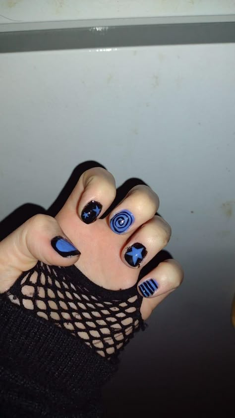 Stars And Swirls Nails, Alt Nails Designs Short, Easy Painted Nails, Emo Short Nail Designs, Alt Nails Acrylics Short, Blue Black Nails Design, Black And Blue Nails Ideas, Black And Blue Short Nails, Blue Grunge Nails