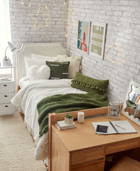 White Dorm Room, Dorm Room Themes, Room List, College Dorm Inspo, Minimalist Dorm, Boho Dorm Room, Cozy Dorm, Dorm Room Styles, Cozy Dorm Room