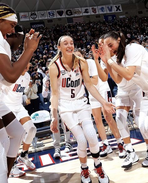 Pagie Bueckers, Basketball Team Pictures, Kate Martin, Uconn Basketball, College Basketball Players, Basketball Girlfriend, Basketball Motivation, Uconn Womens Basketball, Paige Bueckers