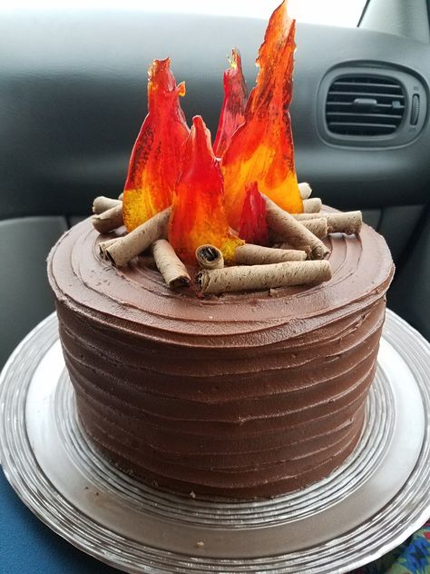 Camp fire cake. With cookie straws and homemade sugar flames Bonfire Cake, Campfire Cake, Fire Cake, Camping Cakes, Red Birthday Cakes, Pokemon Cake, Boy Scout, Cake Images, Almond Cakes