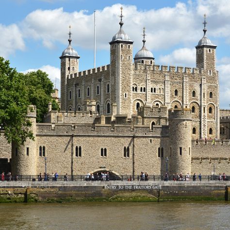 The Tower of London is a UNESCO World Heritage site associated with some of the most famous moments in British history. Here's what you need to know before you go. England History, Globe Theatre, London Itinerary, Castles In England, Haunted Castle, Most Haunted Places, Piccadilly Circus, Trafalgar Square, City Of London