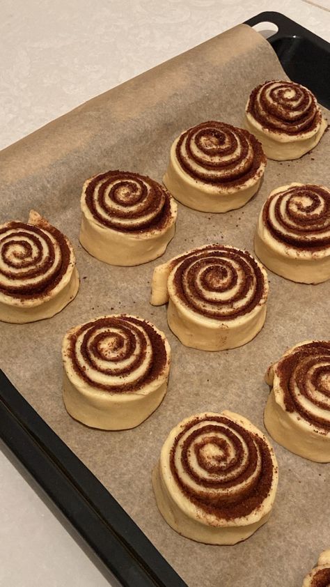 Cinnabon Recipe, Desert Ideas, Winter Baking, Dandelion Recipes, Think Food, Chicken Thigh Recipes, Food Obsession, Pretty Food, Food Cravings