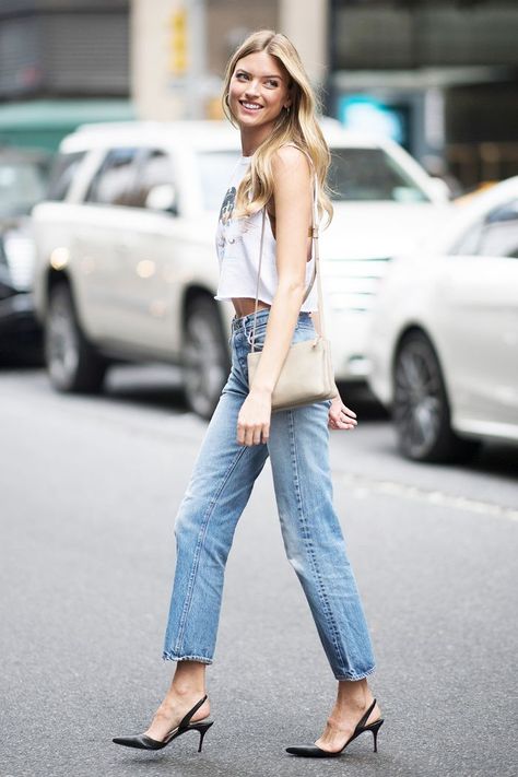 Mom jeans are the denim trend that took over the closets of celebrities this year, and these are the four shoe styles they always wear with them. Kitten Heels Outfit, Trendy Heels, Jeans With Heels, Amy Jackson, Heels Outfits, Jeans Mom, Denim Trends, Casual Fall Outfits, Lauren Conrad