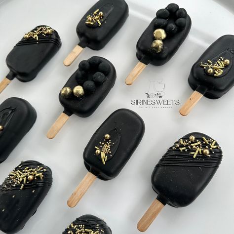 Black White And Gold Strawberries, Black And White Sweets Table, Black Snacks For Party, Black Wedding Desserts, Cake Table Black And Gold, Black Wedding Dessert Table, Black And Silver Treats, Black And Gold Cakesicles, Black And Silver Dessert Table