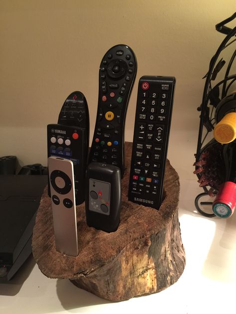 Halterung Fernbedienung Tv Remote Holder, Remote Control Organizer, Ultimate Man Cave, Remote Control Holder, Remote Holder, Easy Wood Projects, Log Furniture, Woodworking Workshop, Tree Stump