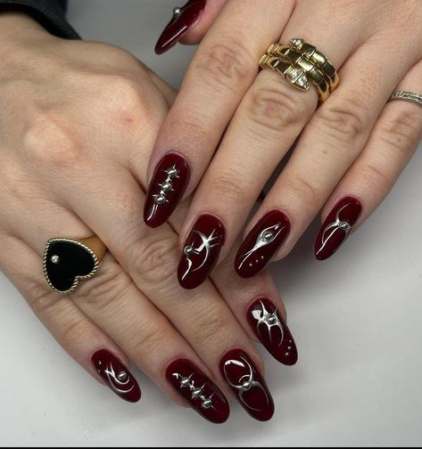 Red And Silver Nails, Vampy Nails, Red Chrome Nails, Red Nail Art Designs, Silver Nail Designs, Silver Nail Art, Dark Red Nails, Red Nail Art, Chrome Nails Designs