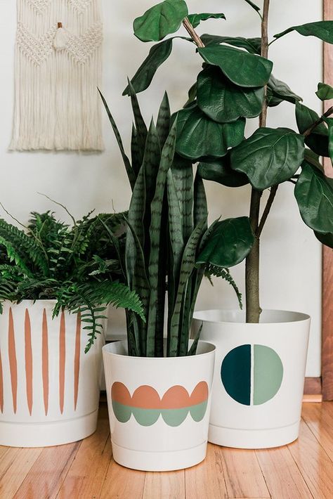 Can you believe these mod designer-inspired pots used to be just boring white? We're teaching you how to take a white planter from plain to Pinterest-worthy project, using nothing but paint. Here are the DIY details, including three printable templates — in case you don't trust yourself to freehand the design! #hunkerhome #DIY #planters #plant #plantingpots Plant Pot Design, Plant Pot Diy, Planting Pots, Painted Plant Pots, Painted Pots Diy, Fleurs Diy, Pallet Planter, Diy Flower Pots, Tanah Liat