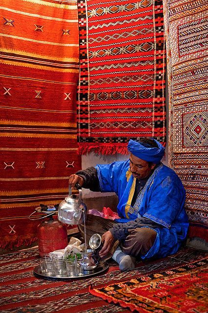 Moroccan Tea, Style Marocain, People Drawing, Moroccan Culture, Morocco Travel, We Are The World, Tea Art, Arabian Nights, World Cultures