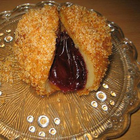 Knedle Recipe, Yugoslavian Recipes, Serbian Desserts, Serbian Dishes, Plum Desserts, Balkan Cuisine, Serbian Cuisine, Srpska Kuhinja, Plum Dumplings