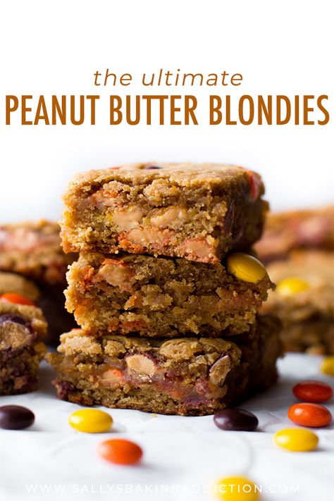 Super soft and simple peanut butter blondies filled with Reese's Pieces! Recipe on sallysbakingaddiction.com Peanut Butter Blondies Recipe, Peanut Butter Blondies, Peanut Butter Cookie Bars, Sallys Baking, Blondies Bars, Sally's Baking, Blondies Recipe, Peanut Butter Lovers, Reeses Peanut Butter