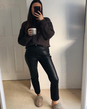 Check out this look I found on LIKEtoKNOW.it http://liketk.it/37hUv Download the LIKEtoKNOW.it app to see! Ugg Scuffette Slippers Outfit, Ugg Slippers Outfit, Ugg Scuffette Slippers, Street Fashion New York, Bff Outfit, Black Dress Vintage, Outfit Leather Jacket, Outfit Club, Slippers Outfit