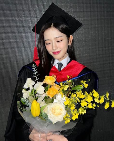 Convocation Outfit, Yujin Instagram, Korean Photoshoot, Graduation Look, Graduation Photography Poses, Graduation Poses, Graduation Gown, Graduation Picture Poses, Grad Photoshoot