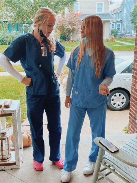 Paramedic Halloween Costume, Scrubs Costume Halloween, Doctor Halloween Costumes Women, Job Costumes Ideas, Nurse Halloween Costumes Scrubs, Diy Nurse Costume Women, Nurse And Patient Costume, Halloween Costumes For Nurses At Work, Surgeon Halloween Costume