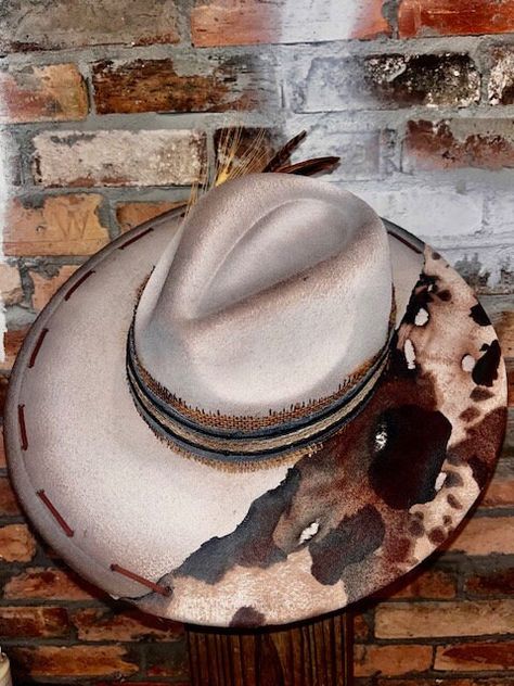 Yellowstone - Etsy Diy Western Accessories, Wide Brim Fedora Outfit, Custom Hat Ideas, Hat Design Ideas, Burned Hats, Cowboy Hat Design, Cowboy Hat Styles, Custom Cowboy Hats, Classy Hats