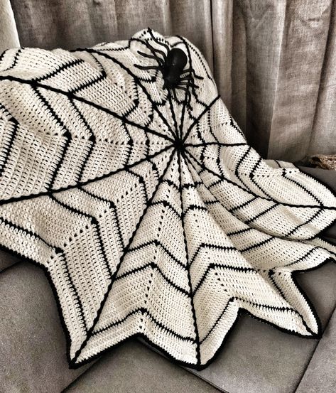 Spooky Crochet Clothes, Crochet Blanket Halloween, Crochet Spider Web Blanket Pattern Free, Crochet Halloween Projects, Fall Store Display Ideas, Crochet Halloween Ideas, Crochet Spider Web Top, Crochet House Decor, Crochet Cobweb