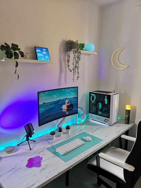 Water Themed Room Aesthetic, Set Up Gamer Aesthetic, White Set Up, Room Ideas Gaming, Bedroom Gaming Setup, White Desk Setup, Aqua Room, Plant Desk, Gaming Bed