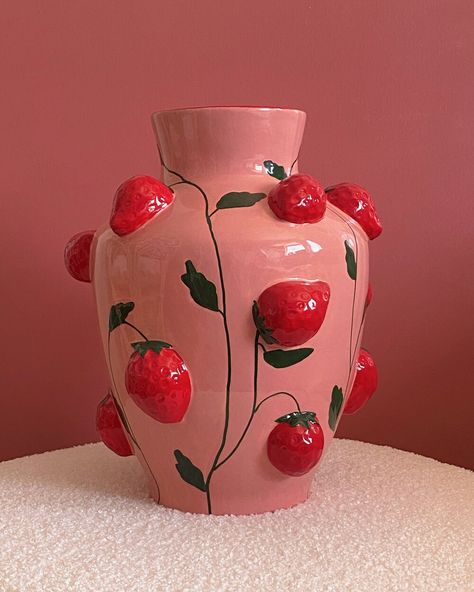 Our Pink Strawberry Vase is a charmingly rustic yet elegant addition to your home. This delightful strawberry vase effortlessly brings the beauty of nature indoors. Perfect as a sweet and thoughtful gift, it adds a touch of whimsy to any room it graces. Whether showcasing your favorite blooms or standing alone as a decorative piece, this vase embodies both simplicity and charm. Details & Care Dolomite Handmade and handpainted Size: H 30,3 x L 25,3 cm For our customers outside of Europe, please c Vase Clay Design, Cool Vases Ceramic, Strawberry Wedding Decor, Pottery Vase Designs, Vase Ideas Ceramic, Red And Pink Decor, Ceramic Room Decor, Cute Pottery Ideas, Strawberry Ceramics