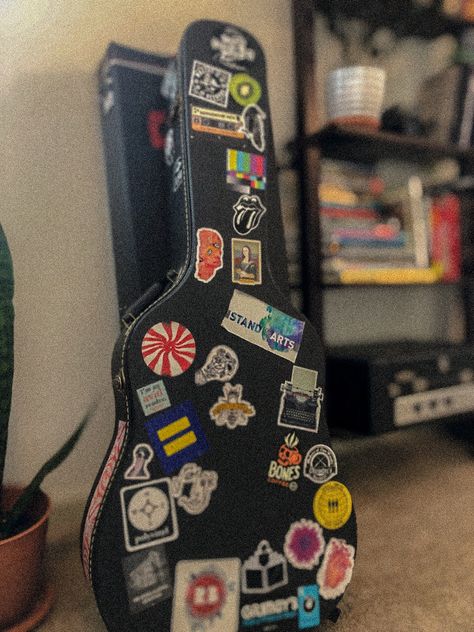 Electric Guitars Aesthetic, Aries Bedroom, Guitar Collection Aesthetic, Decorated Acoustic Guitar Aesthetic, Instrument Case Decorated, Guitar Deco, Guitar Case On Back Reference, Guitar Bag Aesthetic, Decorated Guitar Case