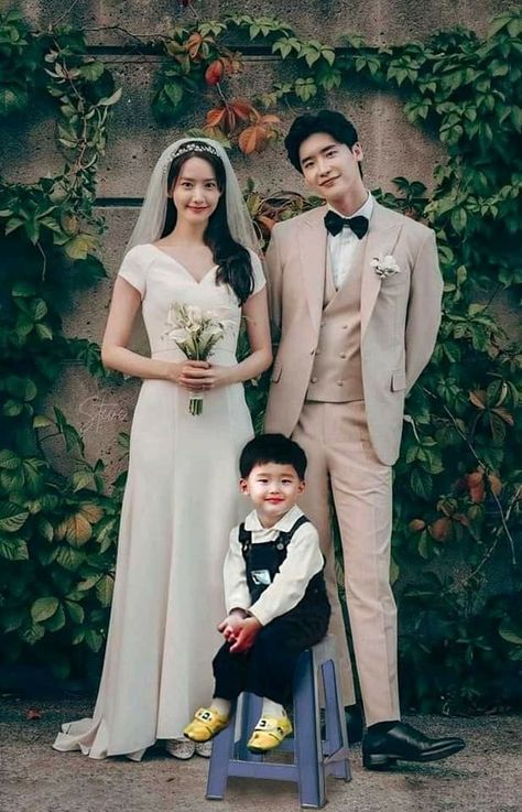 Big Mouth Kdrama, Kdrama 2022, Filipiniana Wedding Theme, Big Mouse, Korean Tv Series, Korean Couple Photoshoot, Wedding Photoshoot Props, Korean Best Friends, Korean Couple