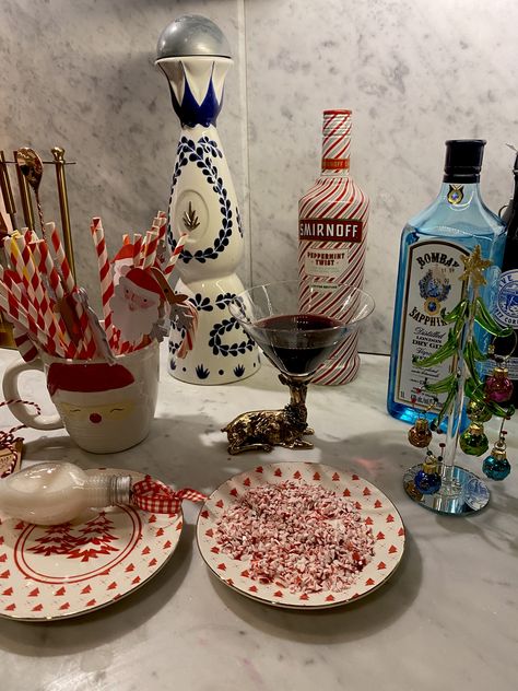 Christmas Party Vibes, Christmas Peppermint, Christmas Party College, Friendsmas Aesthetic, Christmas Cocktails Aesthetic, Christmas Theme Cocktails, Cocktail Christmas, Christmas Holiday Party, Christmas Party Hosting