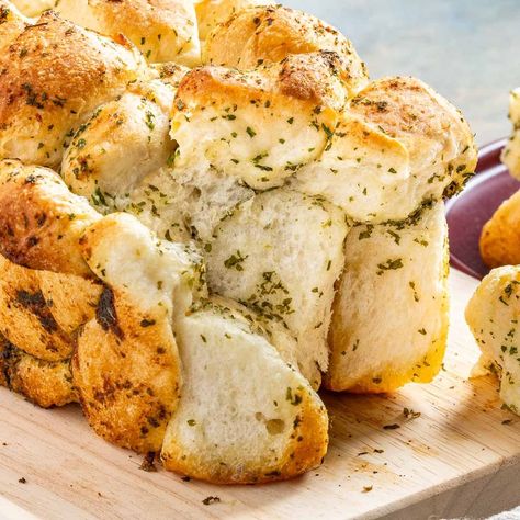 This pull-apart garlic bread is buttery, savory and all-around excellent. Plus, it's quite easy to make with premade dough. Country White Bread Recipe, Rhodes Bread Dough Recipes, Frozen Bread Dough Recipes, Rhodes Bread Dough, Banana Bread Cinnamon, Pull Apart Garlic Bread, Bread Garlic, Bread Cinnamon, Stuffed Pizza