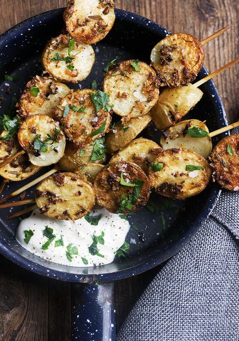 Potato Skewers, Potato Kabobs, Golden Potatoes, Bbq Potatoes, Potato Appetizers, Garlic Roasted Potatoes, Vegetable Skewers, Herb Roasted Potatoes, Veggie Skewers