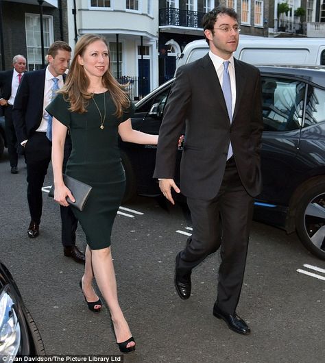 Chelsea Clinton arrives at Spencer House on the arm of husband Marc Mezvinsky for the wedding of Nicky Hilton Chelsea Clinton Children, Chelsea Clinton Wedding Dress, Nicky Hilton Wedding, Chelsea Clinton Wedding, Spencer House, Bill And Hillary Clinton, Real Ghost, Chic Black Dress, Chelsea Clinton