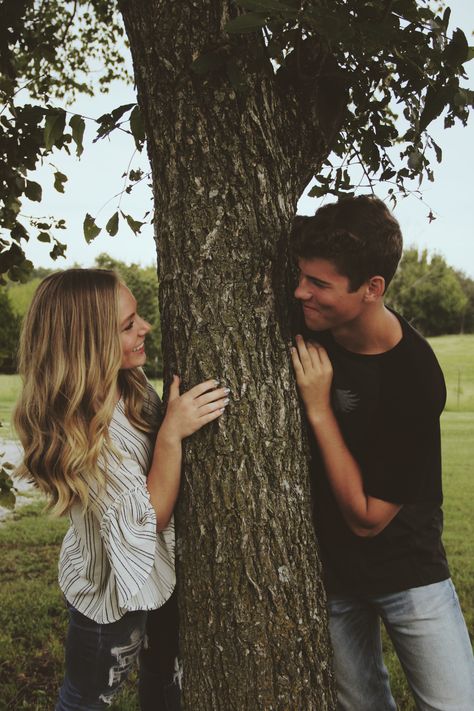 Pictures To Take With Girlfriend, Bf And Gf Photoshoot Ideas, Boyfriend And Girlfriend Pictures Professional, Couple Photoshoot Poses Without Touching, Teenage Couple Fall Photoshoot, Cute Simple Couple Pictures, Boyfriend Girlfriend Pose Ideas, Fall Senior Pictures Couples, Boyfriend Girlfriend Photoshoot Ideas