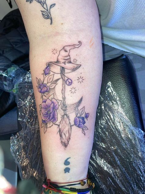 One Love Tattoos, Broom Tattoo, Coolest Tattoos, Moms Tattoo, Wicca Tattoo, Witch Energy, Witchy Tattoos, Witchcraft Tattoos, Skulls Tattoo