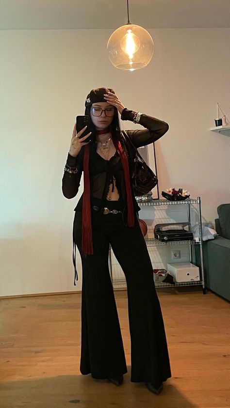 Edgy Trouser Outfit, Fashion City Aesthetic, Red Carpet Casual Outfits, Fashion Outfits Layering, Xavier Wulf Concert Outfits, 90s Fits Black Women, Cool Y2k Outfits, Flyaway Top Outfit, New York Bar Outfit