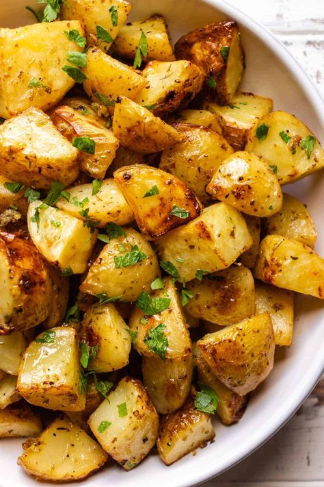 These tender roasted Mediterranean potatoes have a crisp exterior and a dreamy fluffy center. Very simple recipe but impressive results!This Greek Roasted Potatoes (Roasted Mediterranean Potatoes) is the perfect side dish packed with delicious lemony oregano, garlic, and olive oil flavors. This recipe showcases the perfect combination of crispy exteriors and tender interiors, resulting in potatoes that are bursting with flavor. What's best is that they're super easy to make, and you don't even n Greek Food Sides, Taziki's Potatoes, Mediterranean Roasted Potatoes, Mediterranean Dishes Vegetarian, Warba Potatoes Recipe, Tzatziki Potatoes, Mediterranean Potato Recipes, Greek Sides Dishes, Greek Potatoes Roasted