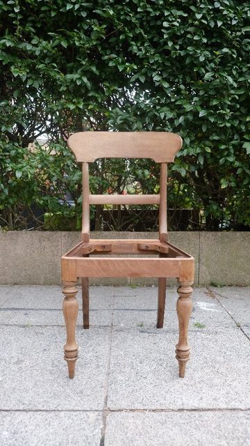 tilly & jamie | DIY | renovation | interiors on Instagram: "How I stripped four dining chairs in 30 minutes! Easy, quick and effective! How often does that happen during a renovation? Not often at all around here! 😂 I picked up these mahogany chairs from an auction, they were £12! I didn't love the stain so thought I'd give the oven cleaner trick a go! (Please note, it would be more environmentally friendly to use a wet cloth to wipe off the oven cleaner instead of the hosepipe.) #diy #ren Rush Seat Chair Makeover, Diy Dollhouse Chair 1:12, Victorian Renovation, Making Furniture, Oven Cleaner, Furniture Refinishing, Diy Renovation, Furniture Restoration, Redo Furniture