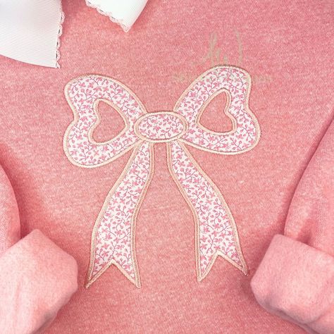 She’s here! 🤩 Simplicity is my favorite and this bow is just that— sweet and simple! Just in time for all those rollback sweater and sweatshirt orders! On sale until Wednesday night! I can’t wait to see how you bring this bow to life! Embroidering Machine, Bow Embroidery, Bow Applique, Machine Applique Designs, Applique Stitches, Applique Pattern, Machine Applique, Applique Embroidery, Applique Embroidery Designs