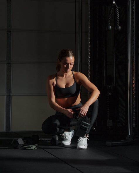 Strength Training Aesthetic Women, Strength Training Astetic, Strength Training Aesthetic, Gym Shoot Ideas, Edgy Fitness Photography, Women Workout Photography, Sweat Aesthetic, Gym Shoot Photography, Training Aesthetic