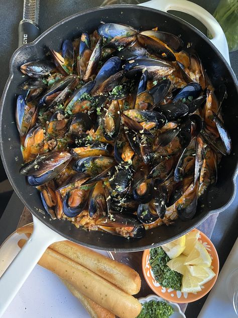 Spanish Mussels Recipe, Frozen Mussels Recipe, Muscles Recipe, Best Mussels Recipe, Baked Mussels, Wine With Friends, Mussels Recipe, Fish Recipes Healthy, Muscle Food